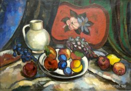 Stilleben med bricka, vit kanna och frukt Stilleben med bricka, vit kanna och frukt