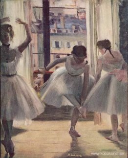 Tre dansare i en träningssal Tre dansare i en träningssal
