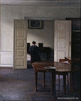 Interiör med Ida som spelar piano Interiör med Ida som spelar piano