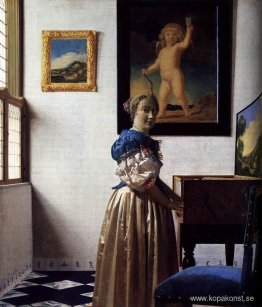 En dam som står vid en jungfru En dam som står vid en jungfru