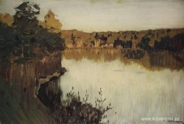 Solnedgång över en skogssjö. Studera Solnedgång över en skogssjö. Studera