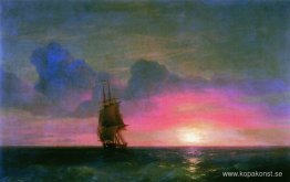 Solnedgång. En ensam segelbåt Solnedgång. En ensam segelbåt