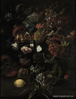 Olika blommor i en glasvas med blå vindruvor, persikor och en ci Olika blommor i en glasvas med blå vindruvor, persikor och en ci