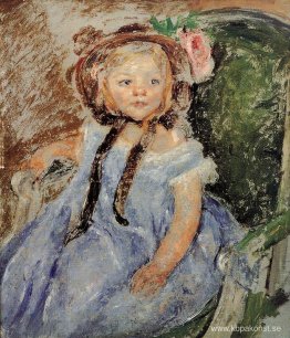 Sara i mörk motorhuv med höger hand på stolsarmen Sara i mörk motorhuv med höger hand på stolsarmen