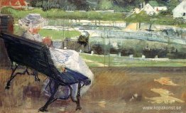 Lydia sitter på en veranda och virkar Lydia sitter på en veranda och virkar