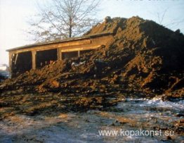 Delvis nedgrävd vedbod Delvis nedgrävd vedbod