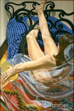 Järnsäng och plaststol Järnsäng och plaststol