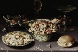 Tre rätter av sötsaker och kastanjer med tre glas på ett bord Tre rätter av sötsaker och kastanjer med tre glas på ett bord