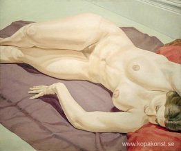 Liggande kvinnlig naken på lila draperi Liggande kvinnlig naken på lila draperi