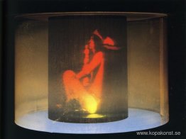 Första cylindriska Crono-hologrammet. Porträtt av Alice Coopers Första cylindriska Crono-hologrammet. Porträtt av Alice Coopers