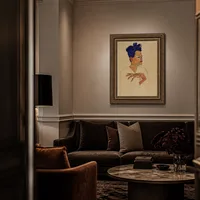Självporträtt med händerna på bröstet — Boutiquehotell