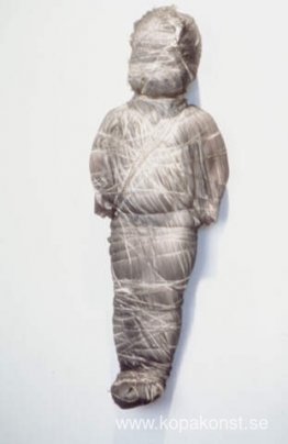Namnlös (docka insvept i grå tyg) Namnlös (docka insvept i grå tyg)