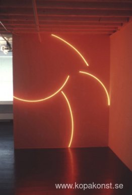 Fyra ofullständiga röda neoncirklar på en rosa vägg Fyra ofullständiga röda neoncirklar på en rosa vägg