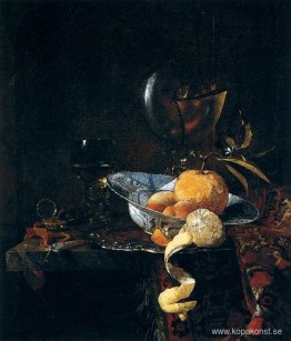 Stilleben med porslin och en Nautilus-kopp Stilleben med porslin och en Nautilus-kopp