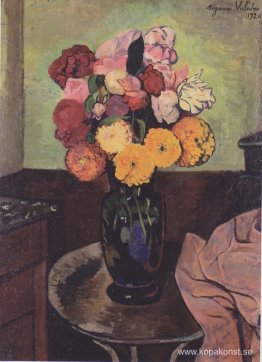 Blomvas på ett runt bord Blomvas på ett runt bord