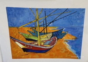 Fiskebåtar på stranden vid Saintes-Maries-de-la-Mer