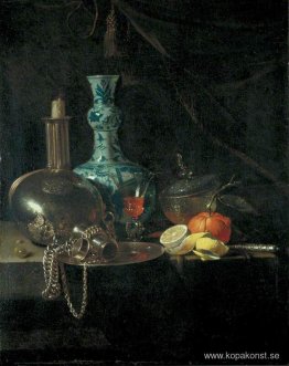 Stilleben med pilgrimsflaska, ljusstake, porslinsvas och frukt Stilleben med pilgrimsflaska, ljusstake, porslinsvas och frukt