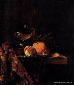 Stilleben med glasbägare och frukt Stilleben med glasbägare och frukt
